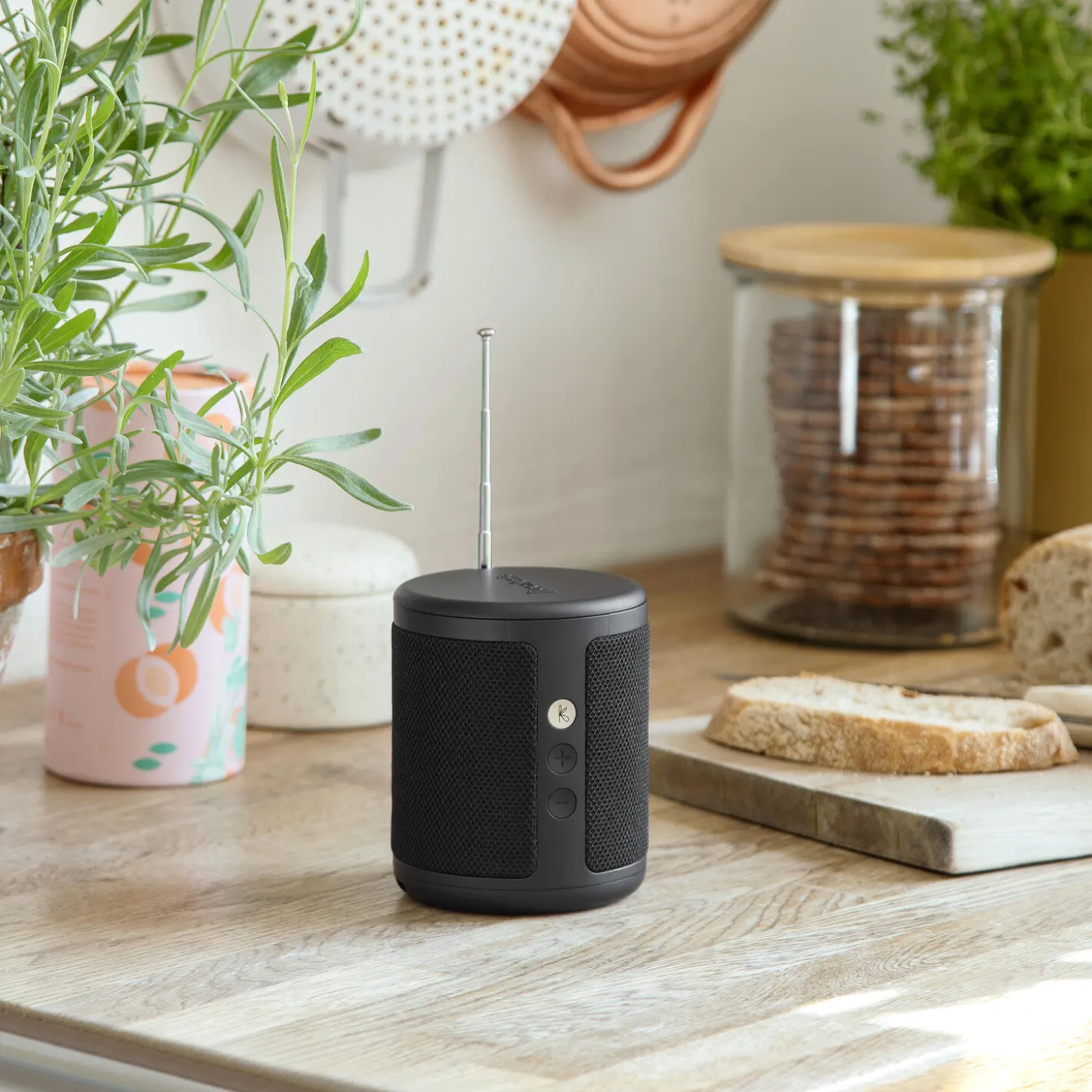 Dabbie Radio, black