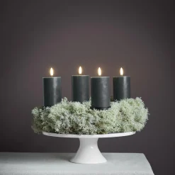 Giftbox w. spike, remote, LED pillar candle 4-pack, pine green