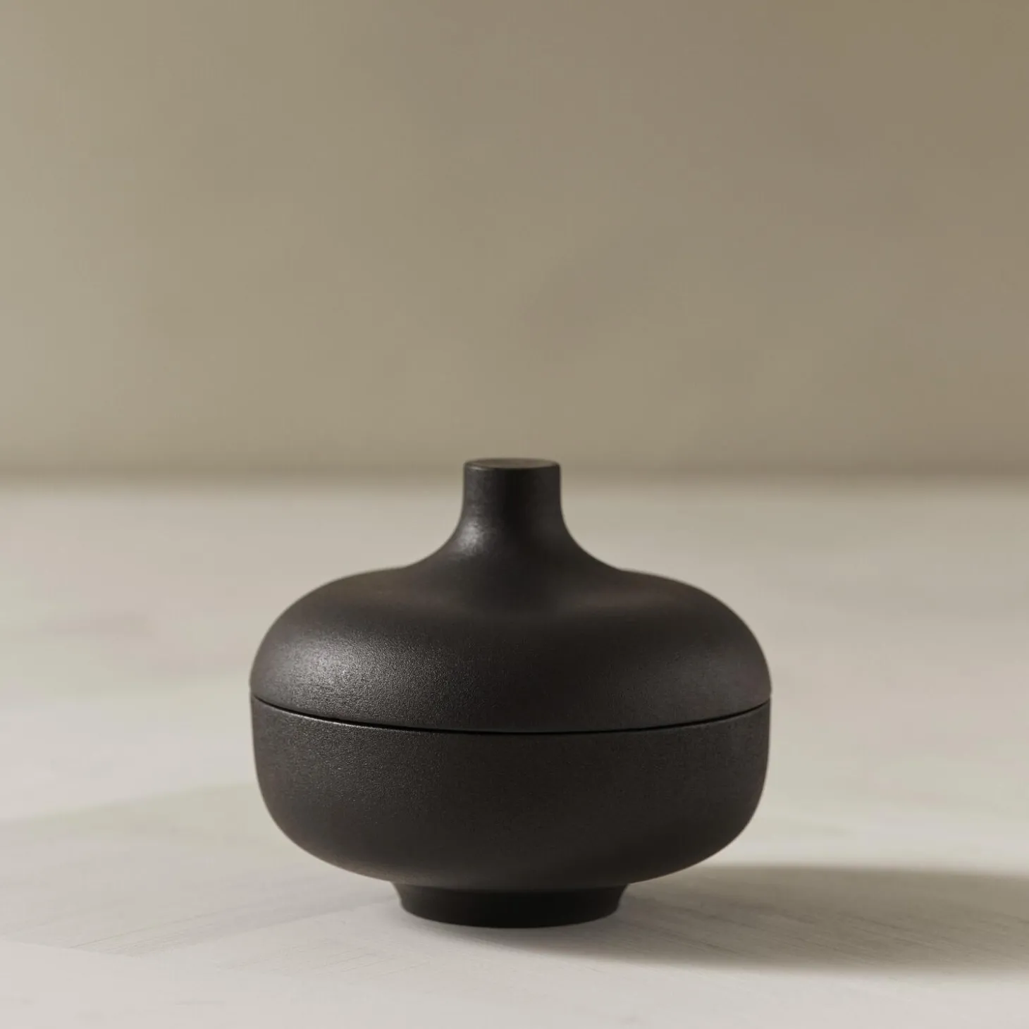 Sand Secrets Medium Bowl, black clay