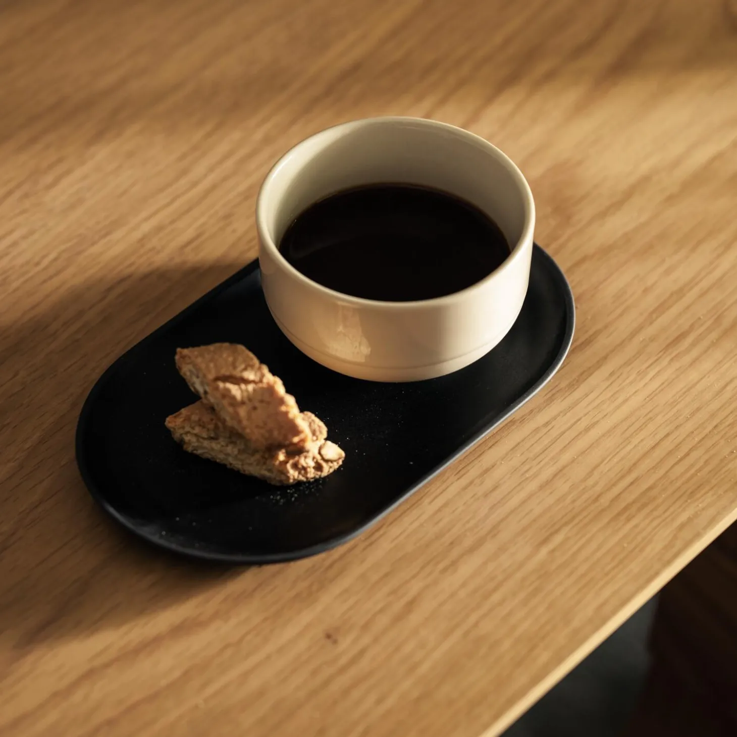 Sand Secrets Plate, black clay